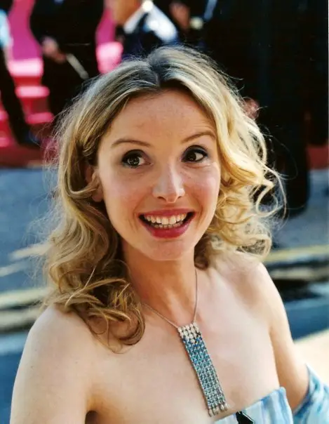 How tall is Julie Delpy?